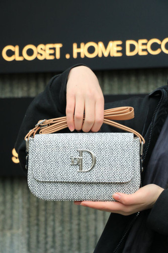 کیف دوشی مدل پاسپورتی دیور طرح کنفی